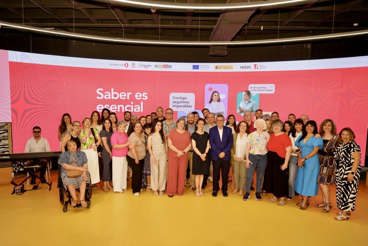 Foto de familia del acto de cierre en Madrid del programa Esenciales