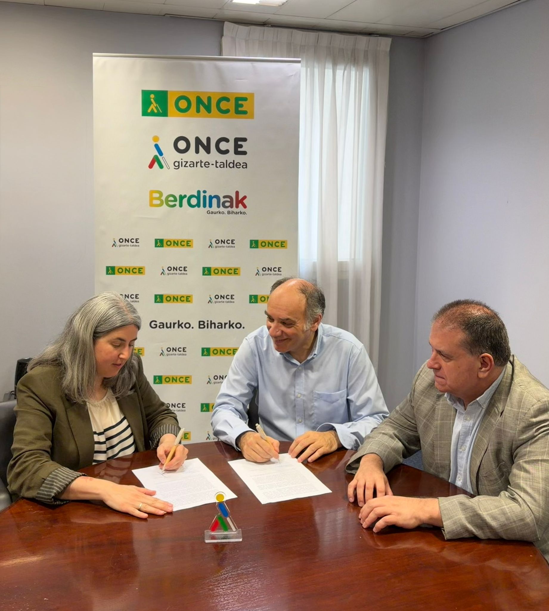 Rúbrica convenio Eroski-ONCE - Izda-dcha Usue Vallejo - Alejandro Mtez. Berriochoa y José Ant. Pérez