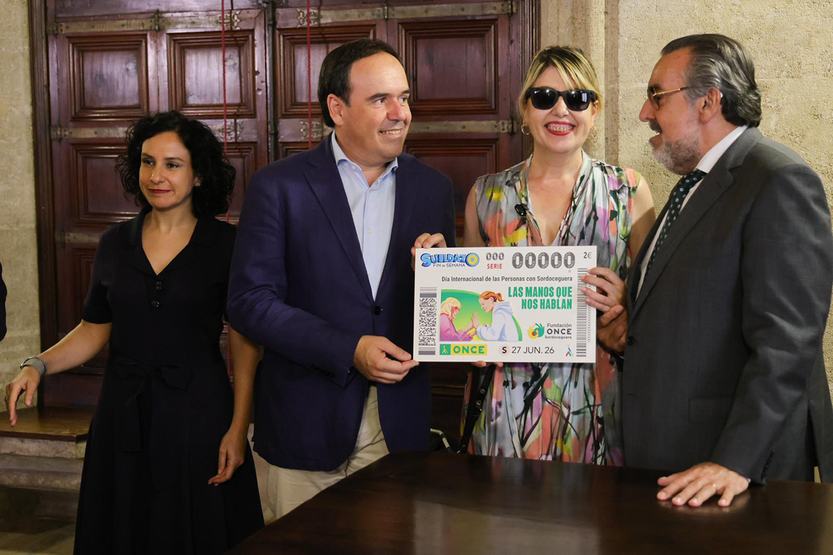 El president de la Generalitat Valenciana y Miguel Carballeda posan con la imagen del cupón