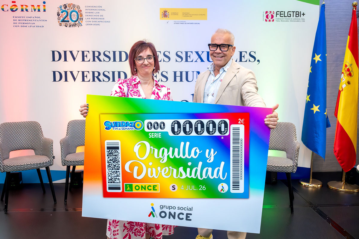 Pilar Villarino y Jorge Íniguez presentan el cupón dedicado al Orgullo