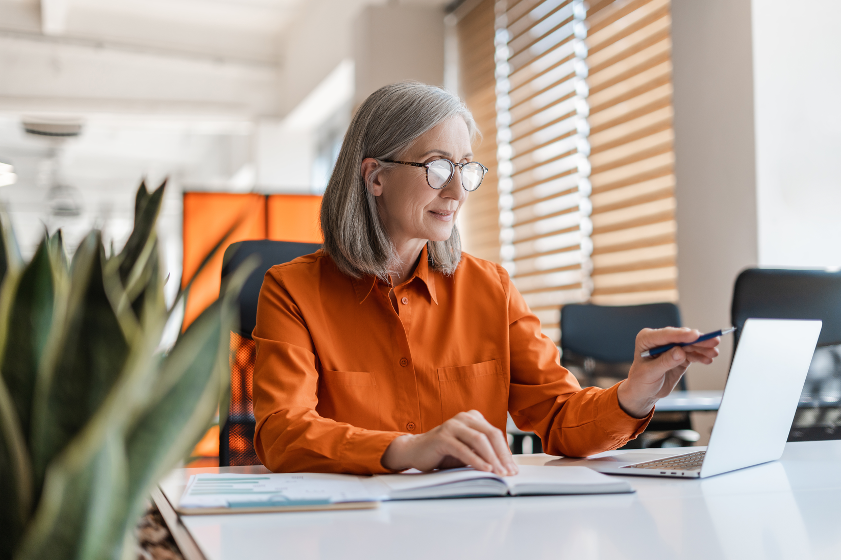 Trabajadora senior de más de 45 años en su puesto de trabajo