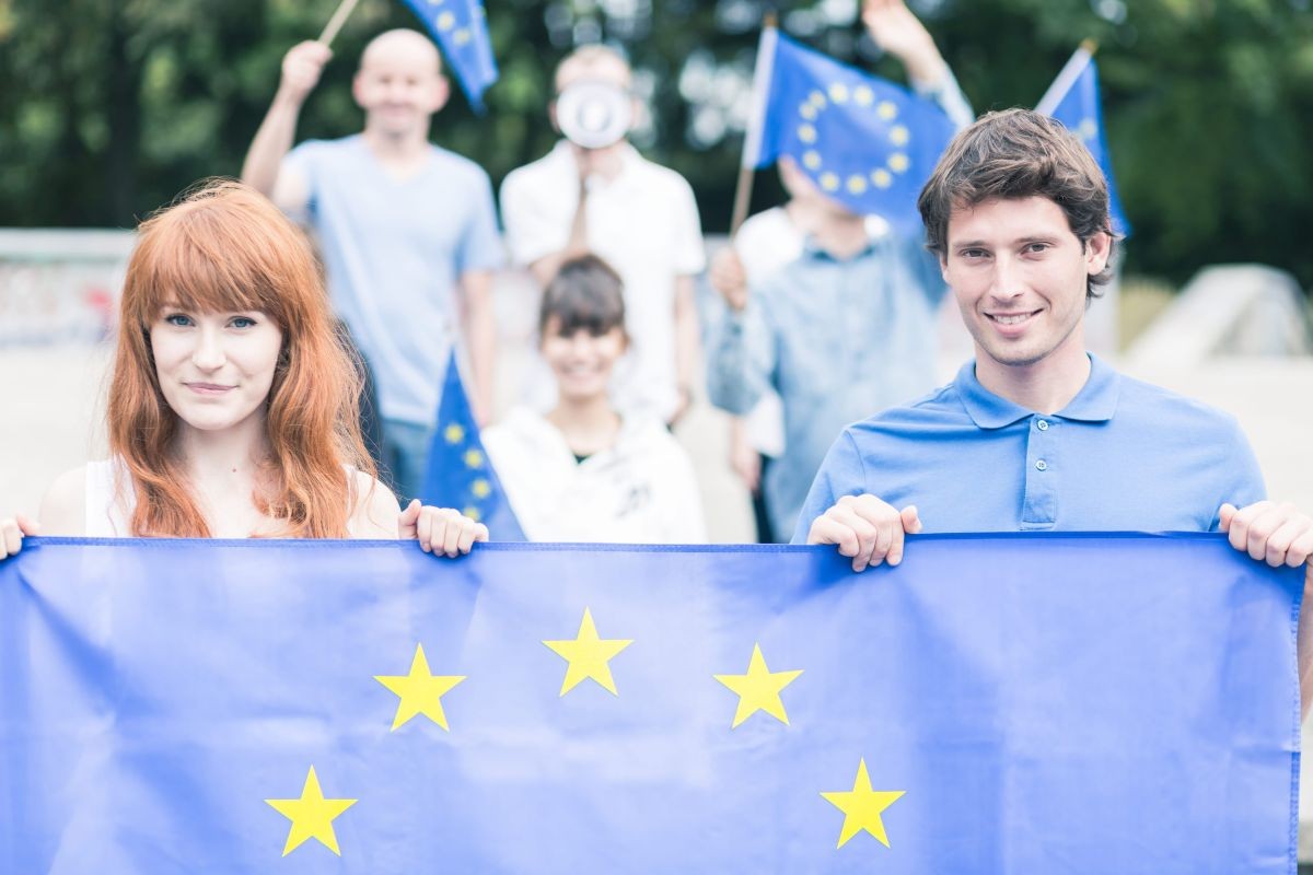 Jóvenes con banderas de la UE