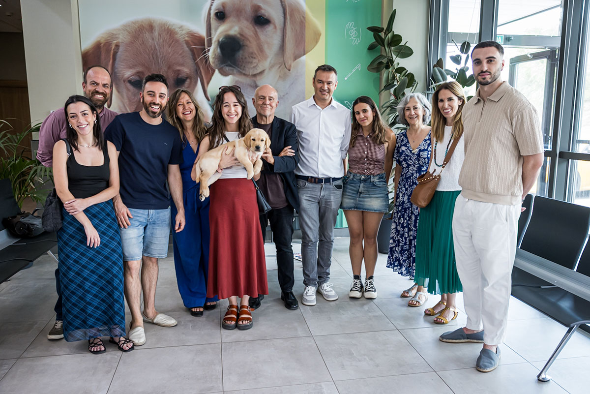 Los miembros del jurado posan con uno de los cachorros de la Fundación