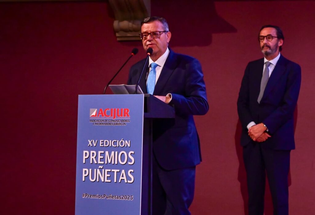 José Luis Martínez Donoso en el momento de recoger el premio
