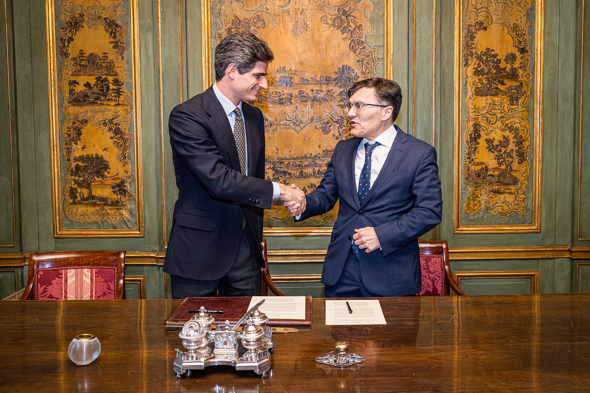  Fernando Fitz James Stuart y Solís y Alberto Durán estrechan las manos tras la firma del acuerdo