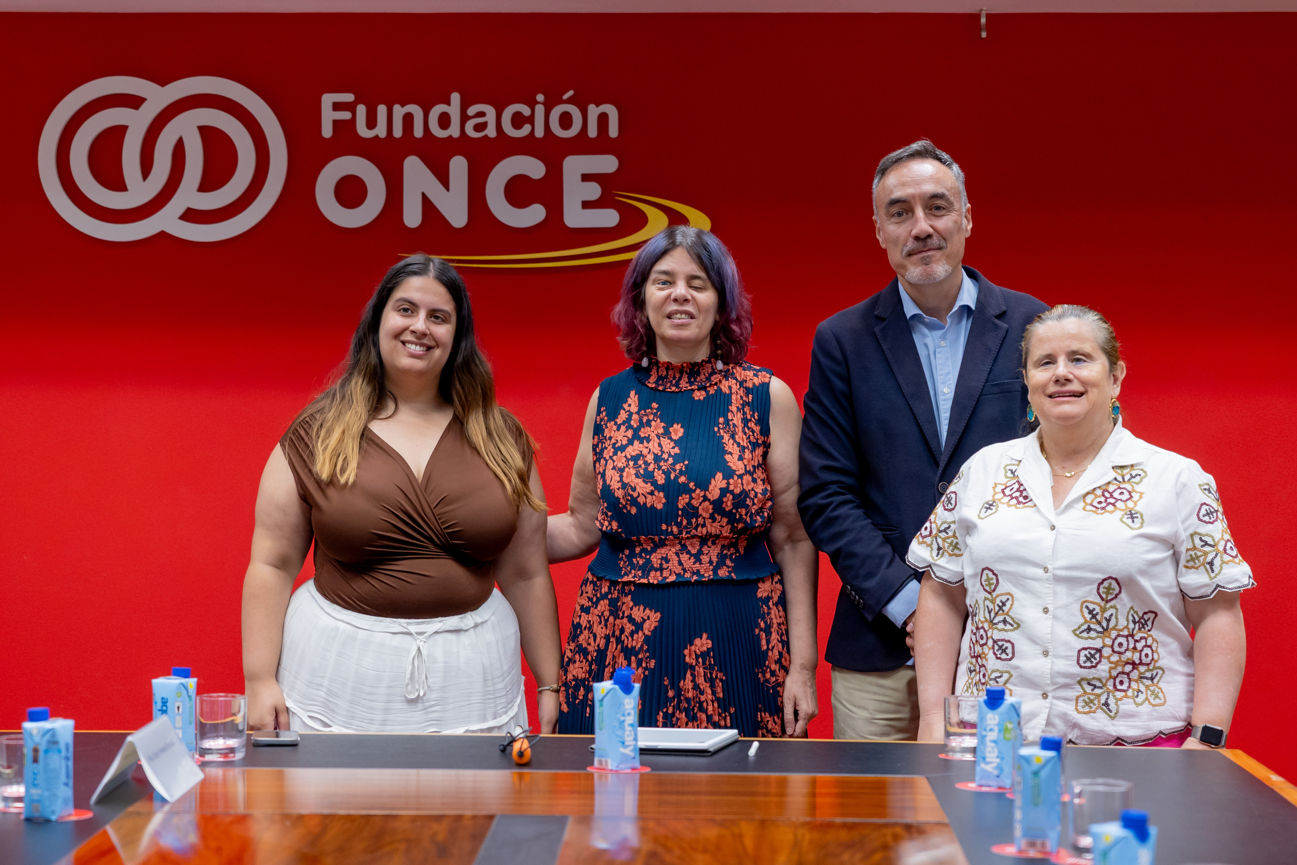 Foto de familia de la firma del acuerdo con Voluntare
