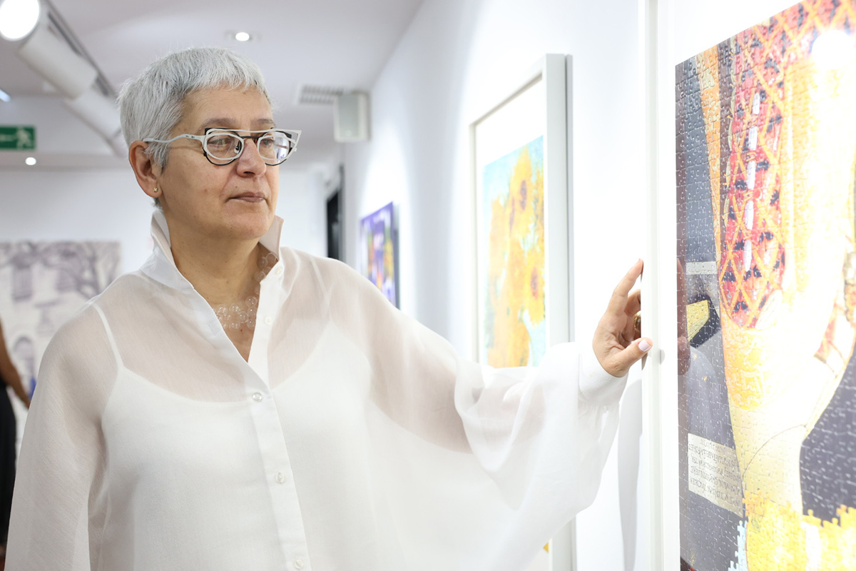 Mercè Luz junto a una de sus obras