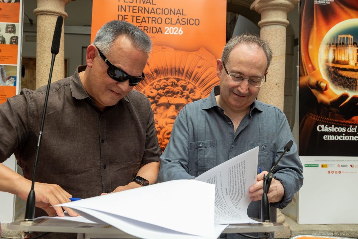  Ángel Luis Gómez y Jesús Cimarro firmando el acuerdo