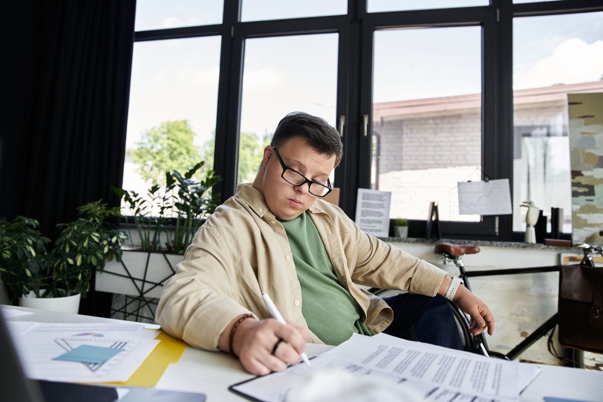 Una persona con discapacidad en su puesto laboral | Foto de lightfieldstudios