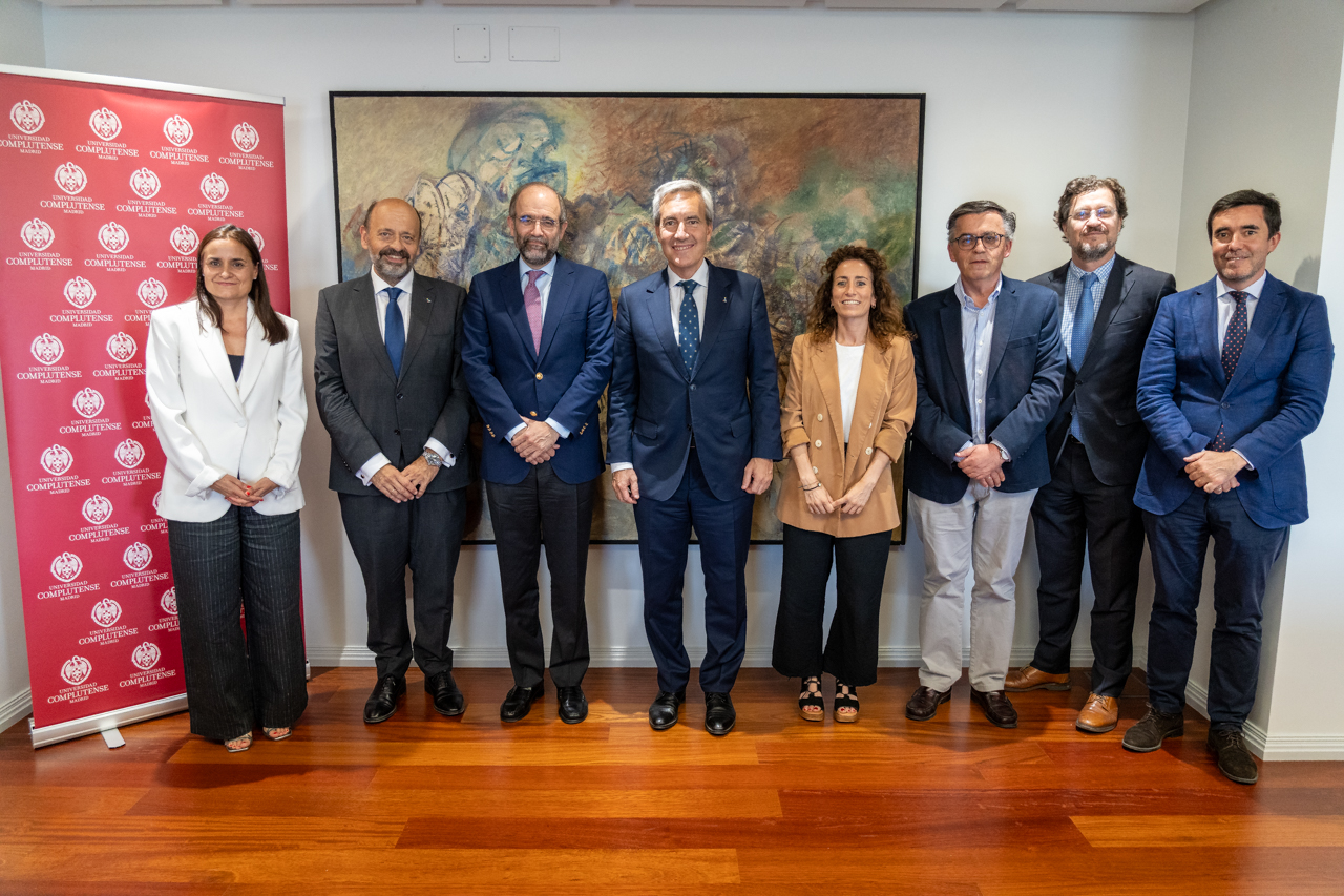 Foto de familia de los responsables de ILUNION y la UCM