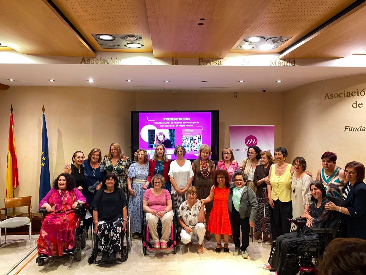 La autora del libro, Mayte Antona, junto a todas las participantes en el libro ‘Semblanzas. 20 mujeres activistas por la discapacidad’