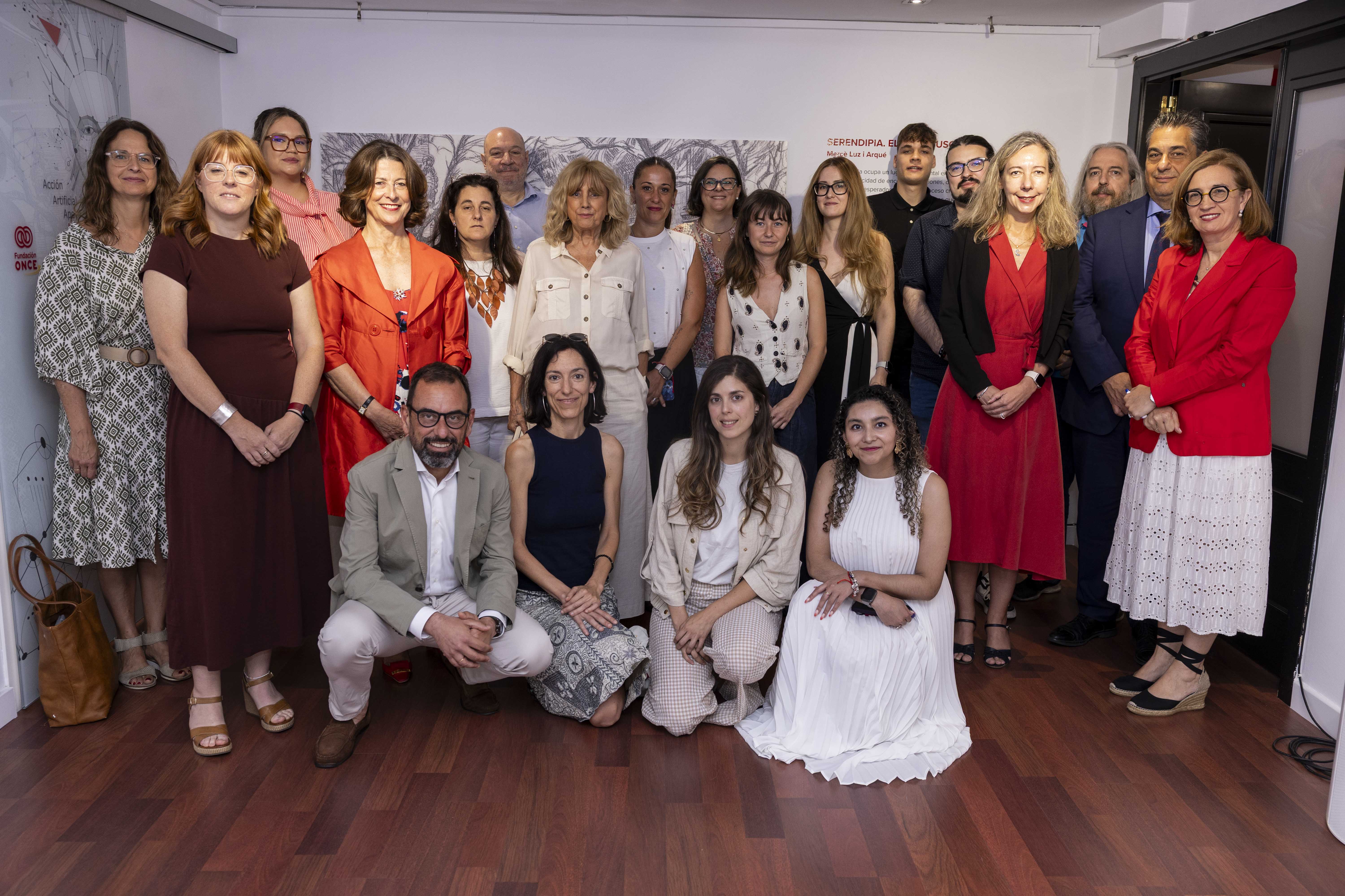 Foto de familia de las participantes en el programa RADIA y los empresarios que acogerán la fase práctica de su formación, además de los responsables de la ONCE y Fundación ONCE