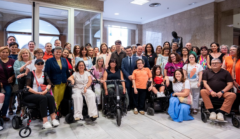Bustinduy junto al director general de la Discapacidad, Jesús Martín, y personas discapacitadas de diversas organizaciones y entidades sociales