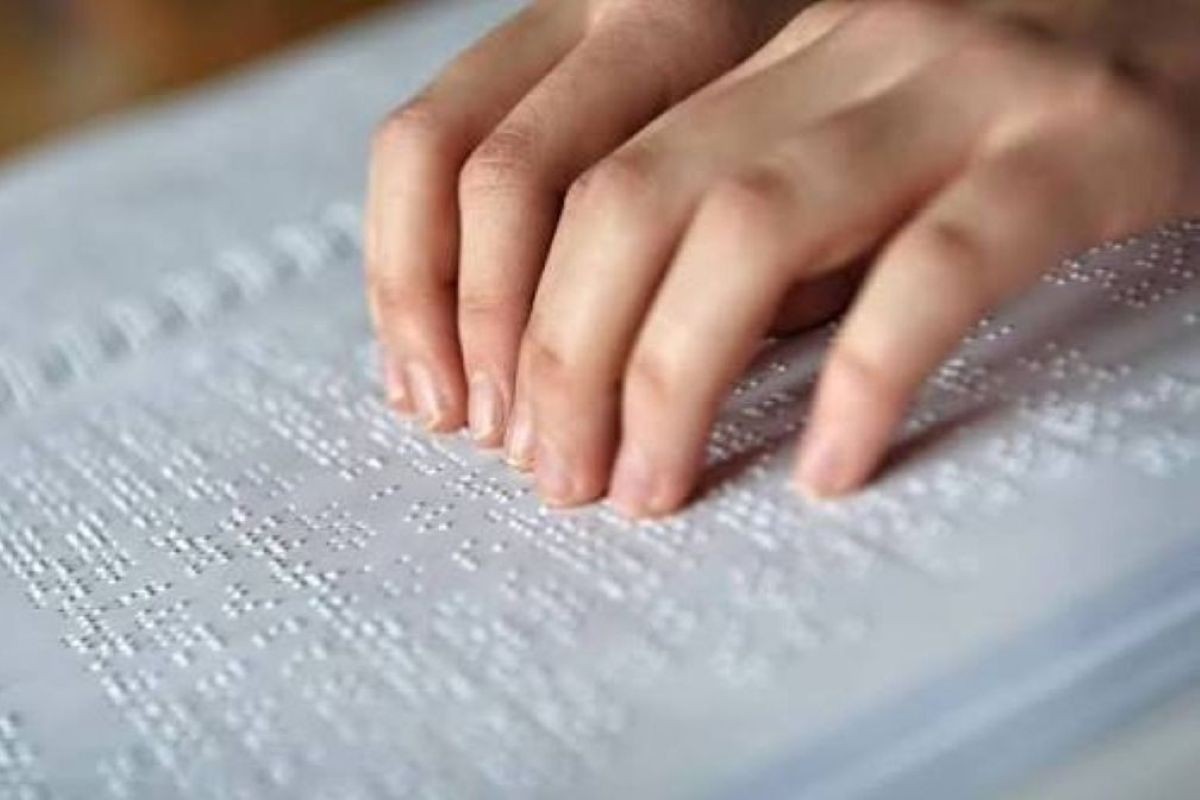 Manos leyendo braille