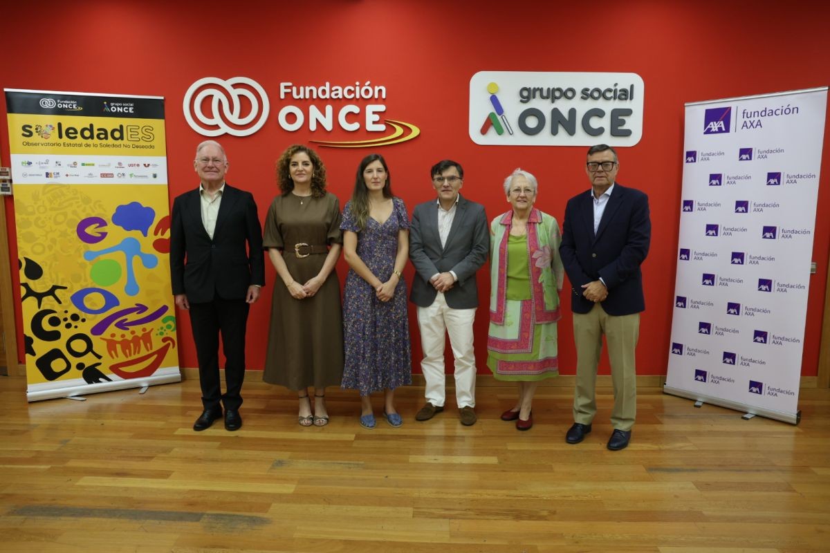 Foto de familia de las personalidades asistentes a la presentación del informe