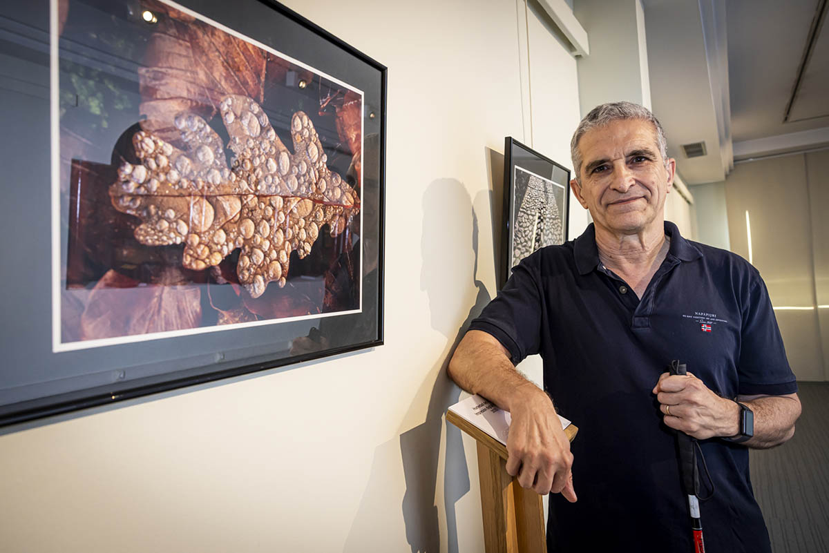 Rafael Zapata junto a una de sus fotografías expuestas en el Museo Tiflológico