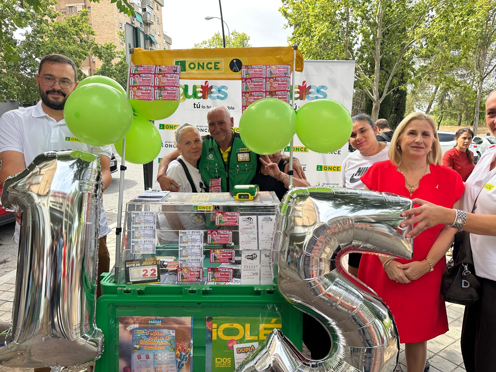 Gabriel Fernández, vendedor que ha dado el premio extraordinario en Granada, lo celebra junto a familiares y trabajadores de la ONCE  