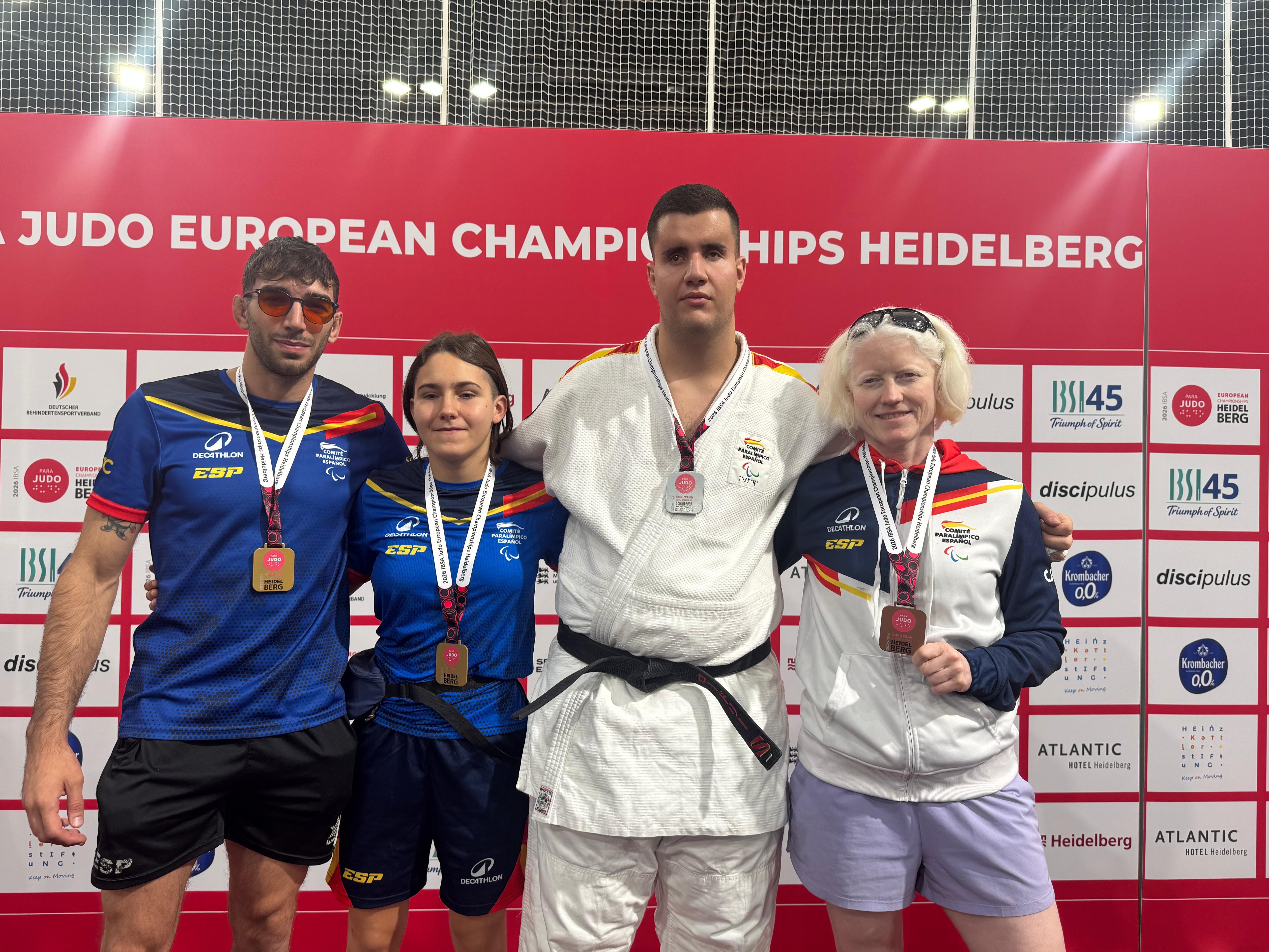 De izda. a dcha. Sergio Ibáñez, María Manzanero,  Rodrigo Suárez y Marta Arce mostrando sus medallas
