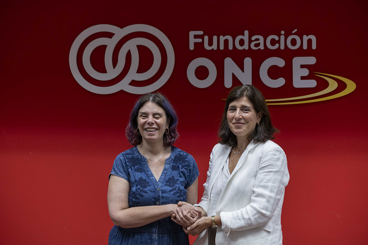 Virginia Carcedo y Beatriz Sánchez estrechan sus manos tras la firma del convenio
