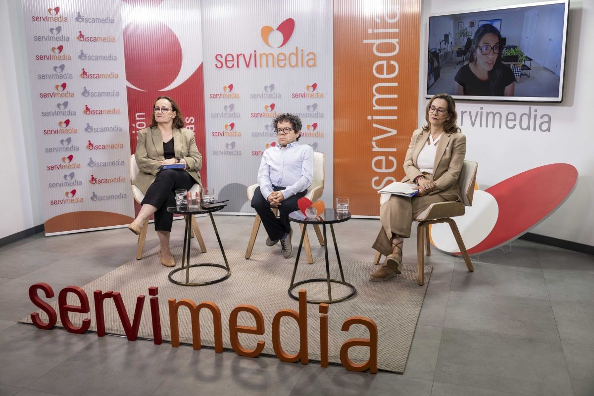 Los participantes del diálogo ‘Datos que cuentan para la inclusión’: Sabina Lobato, Jesús Martín y Gina Magnolia | Foto de Jorge Villa/Servimedia