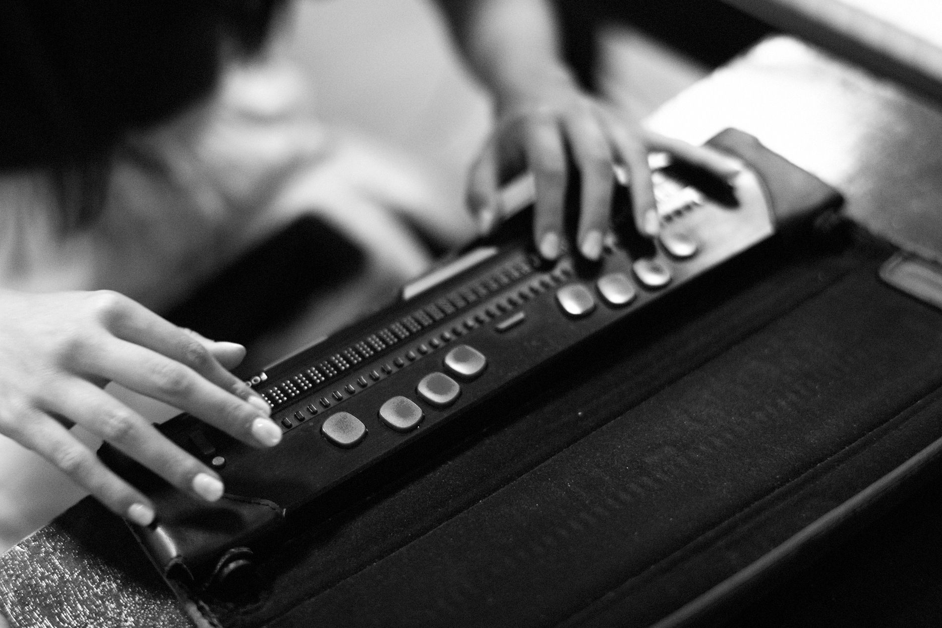 Las artistas ciegas se manejan con la línea braille en Estancias Coreográficas. La imagen es un primer plano de manos que leen en braille 