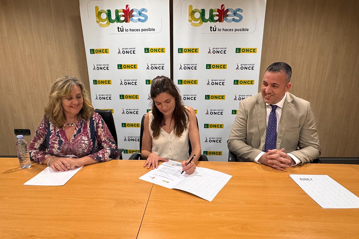 Los representantes de ambas entidades en el momento de la firma del convenio