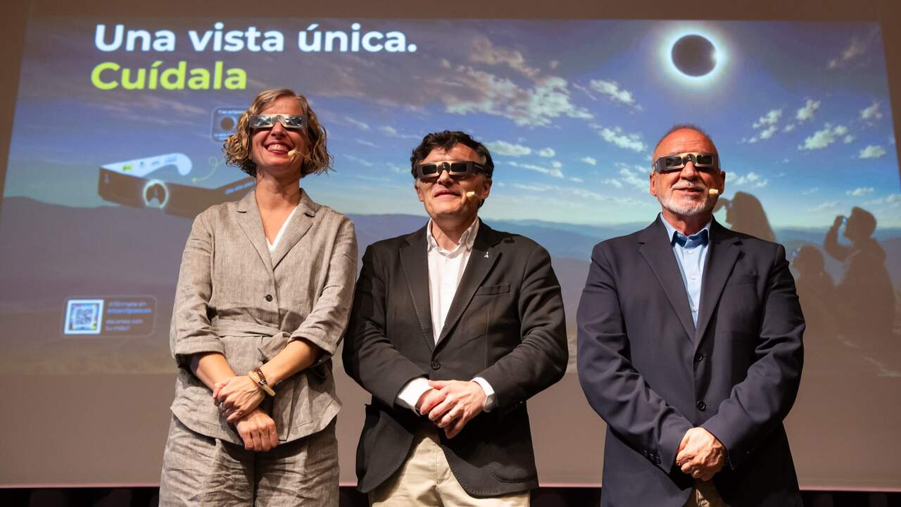 Izaskun Lacunza Aguirrebengoa, Alberto Durán López y Juan Cruz Cigudosa García en la presentación de las gafas