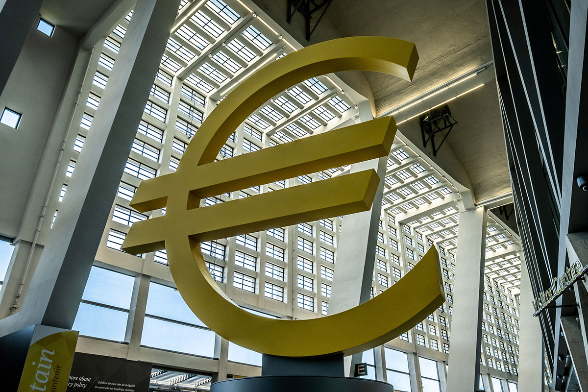 Signo del euro en tamaño escultórico