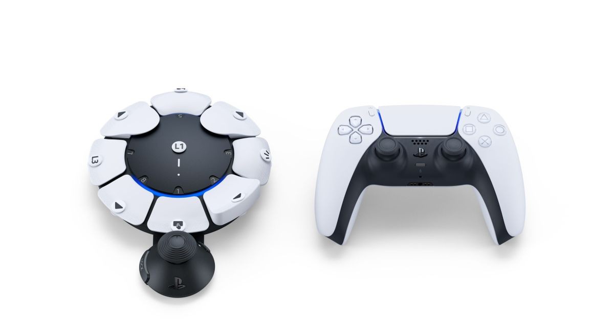 Un mando adaptado y uno original de PlayStation | Foto de Fundación ONCE