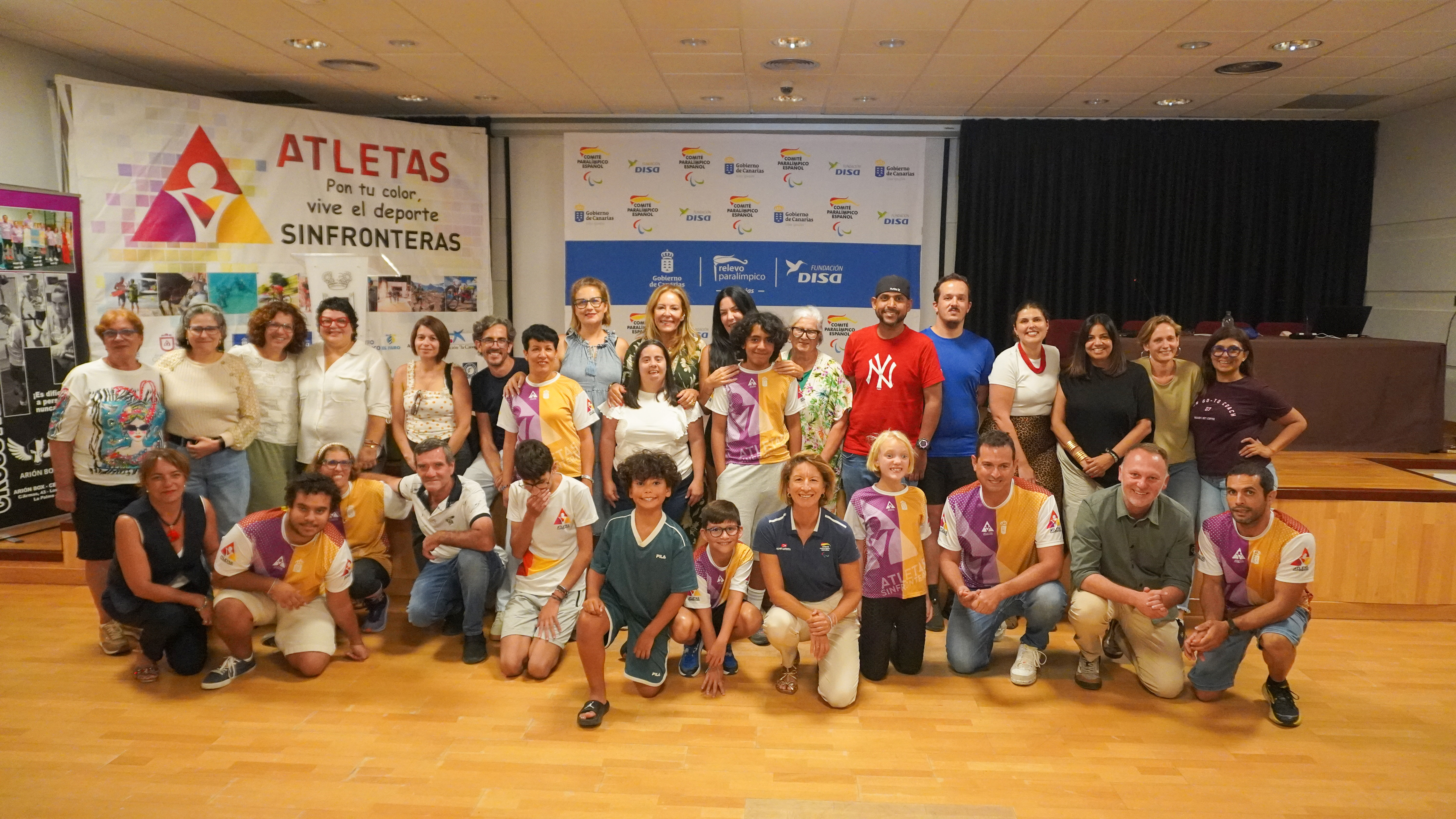 Grupo de atletas participantes en el programa Relevo Paralímpico Canarias