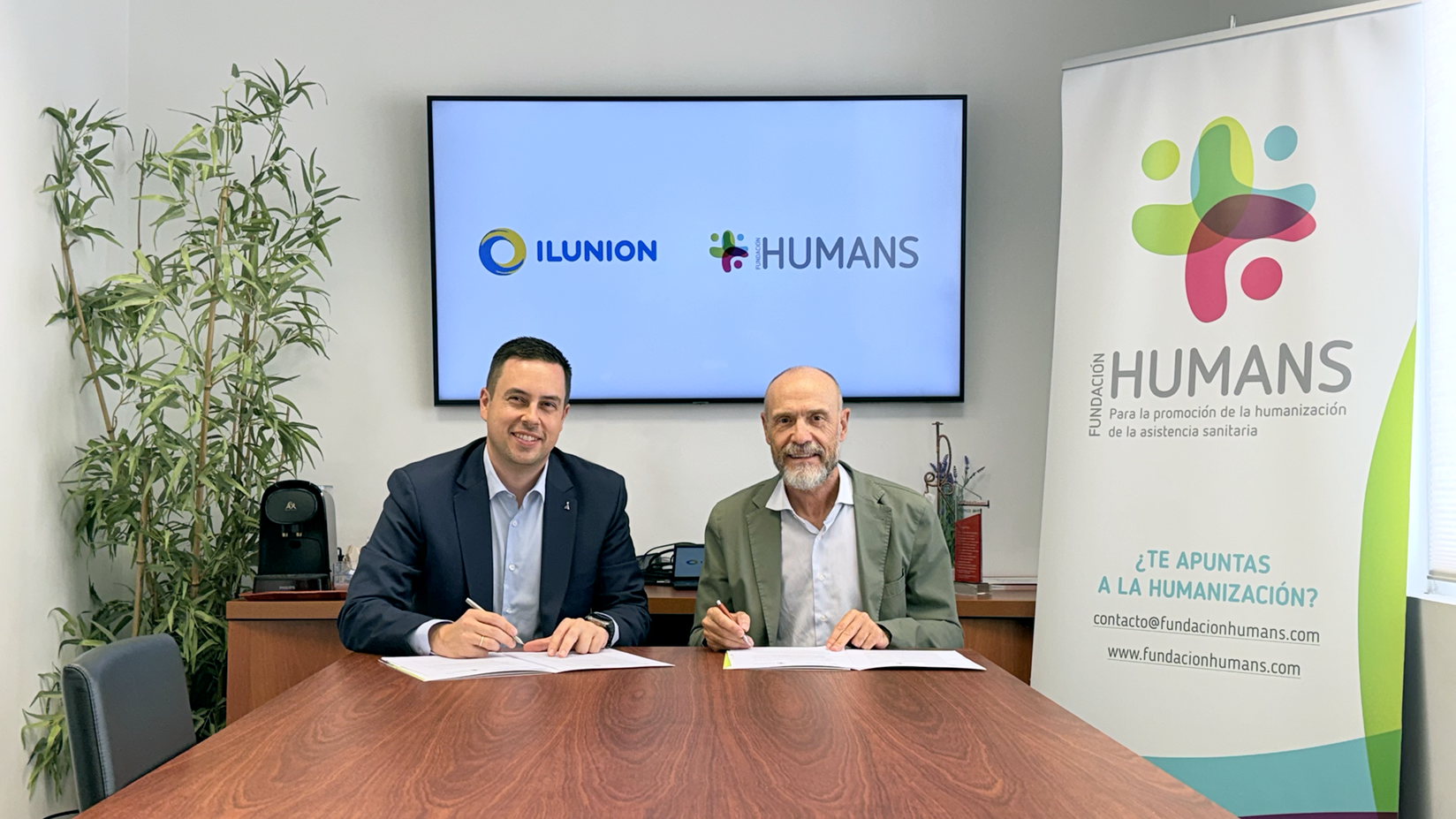 Delio Díaz y Julio Zarco en la firma del acuerdo