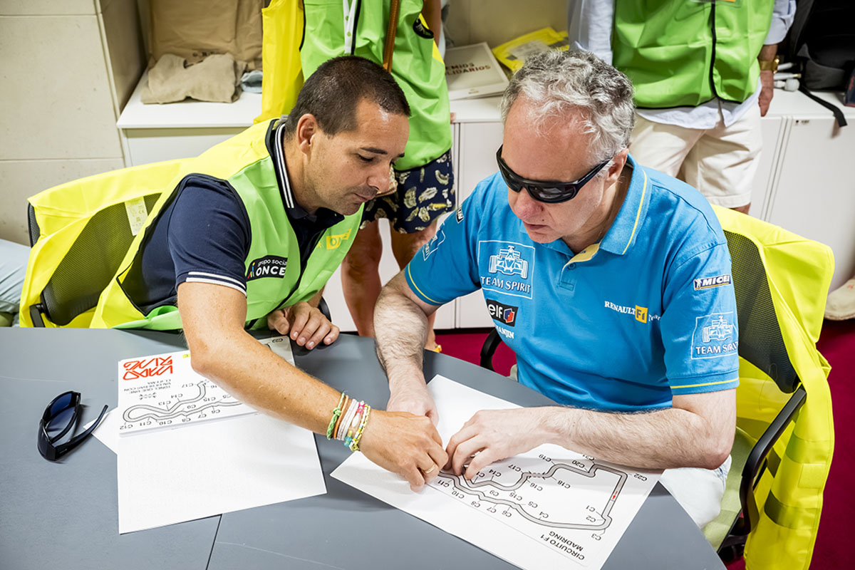 Nacho Velesar reconociendo al tacto uno de los planos del circuito