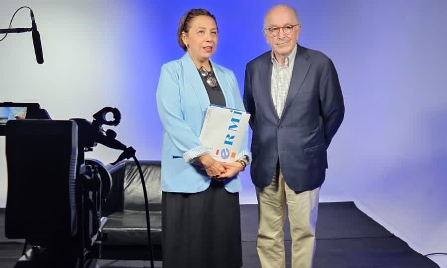 Joaquín Almunia, en el estudio de grabación, junto a Gema Piñeiro | Foto del Cermi