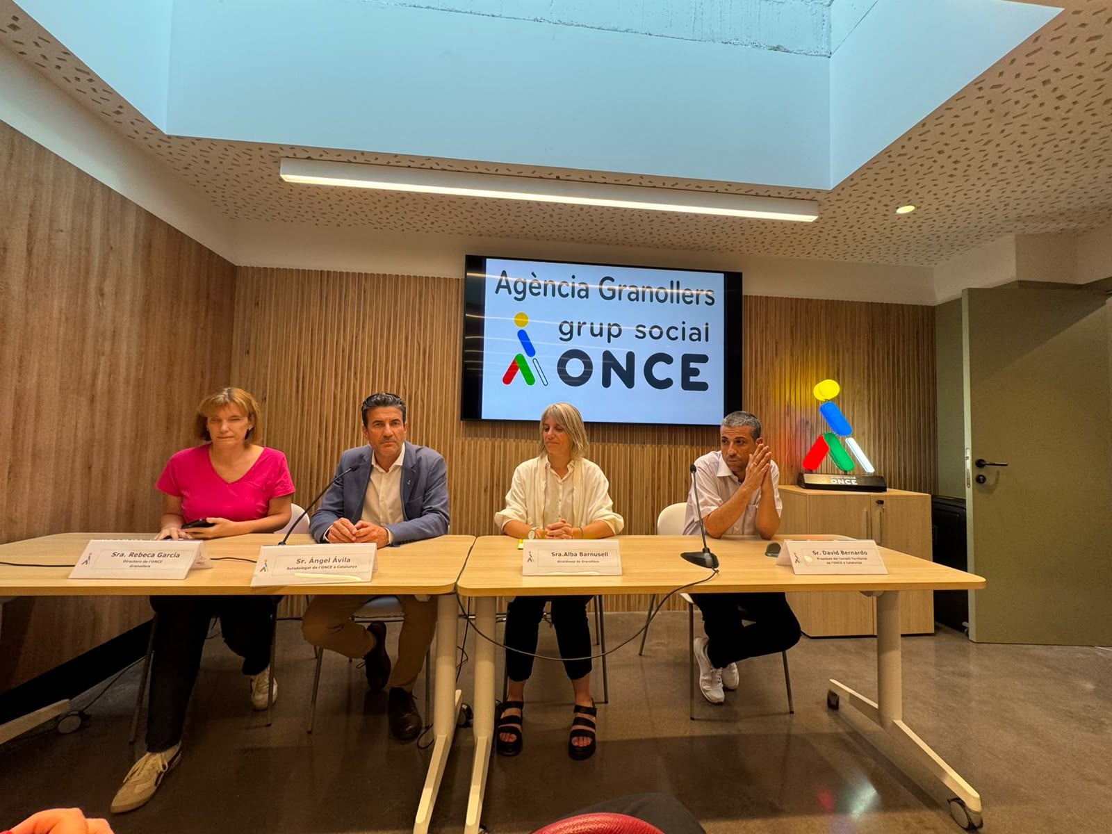 Responsables de la ONCE y del ayuntamiento de Granollers en el acto de presentación de la nueva agencia