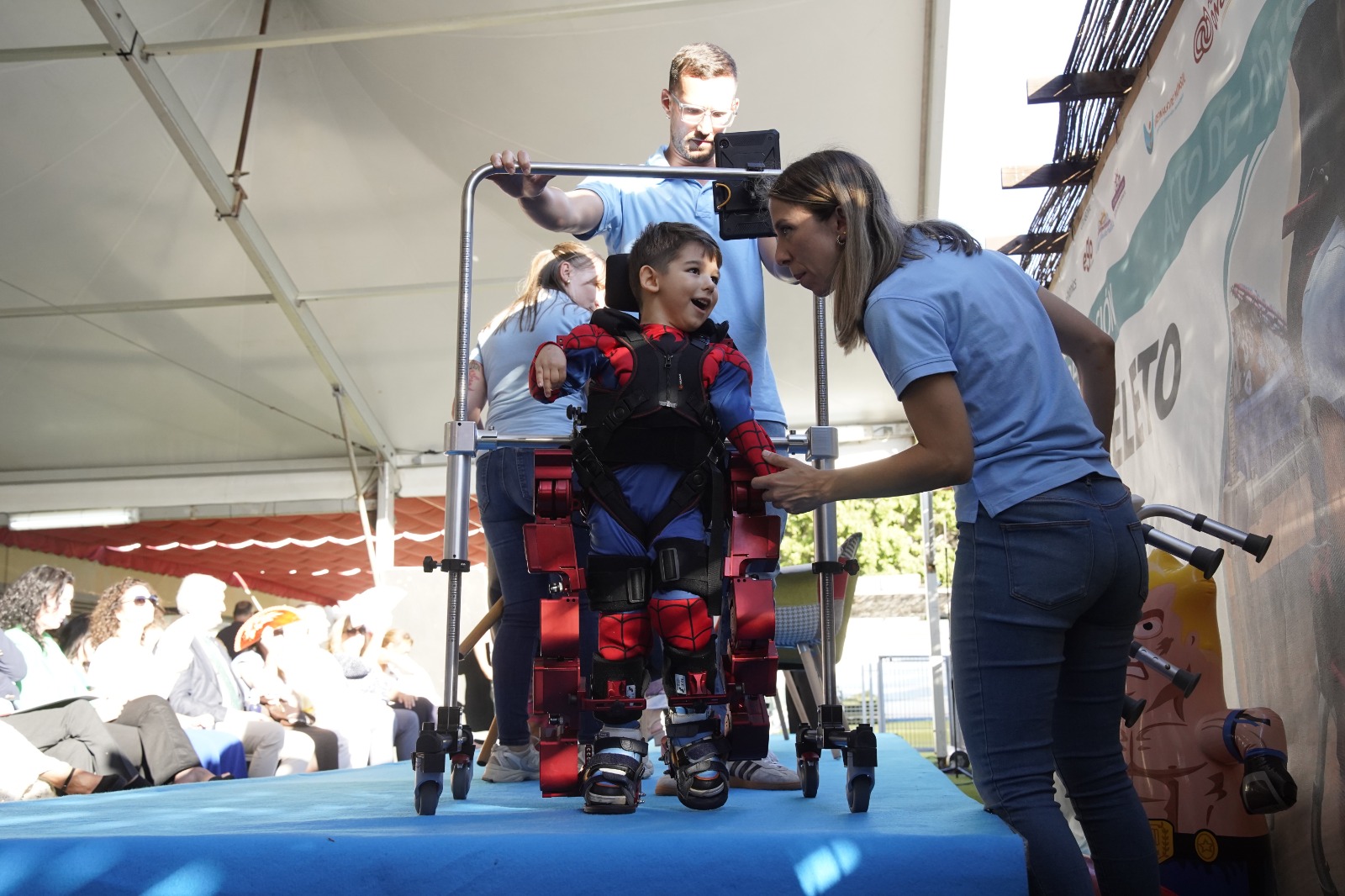 Niño del centro probando el exoesqueleto cedido por Fundación ONCE