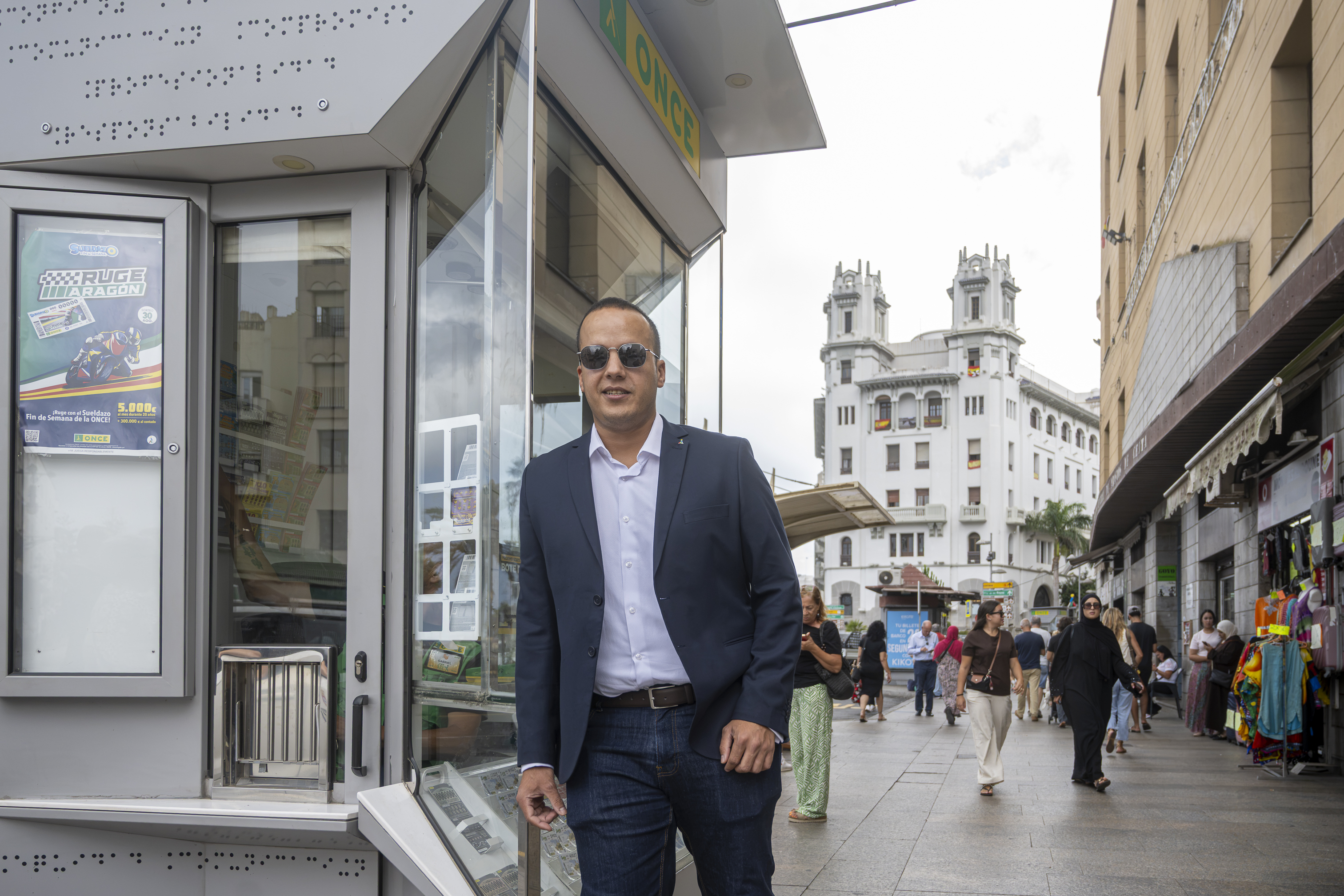 Azmán Abdalahe, director de la ONCE en Ceuta, posa apoyado en un quiosco de la Organización de ciegos en la ciudad ceutí
