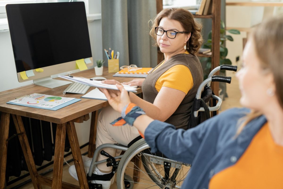 Mujer con discapacidad en su puesto de trabajo 