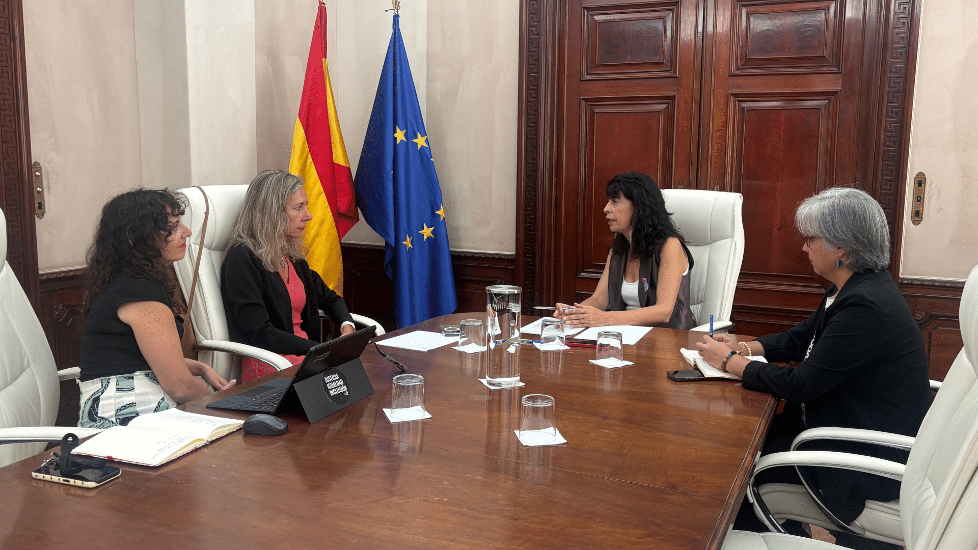 María José Juanes y Patricia Sanz, a la izda., durante su reunión con la ministra Ana Redondo.