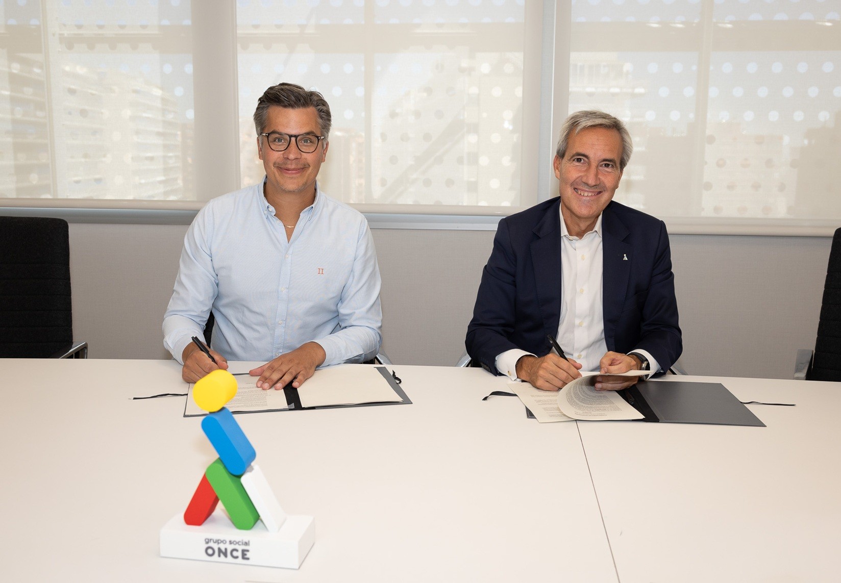 Carl Aaby y Alejandro Oñoro en la firma del acuerdo