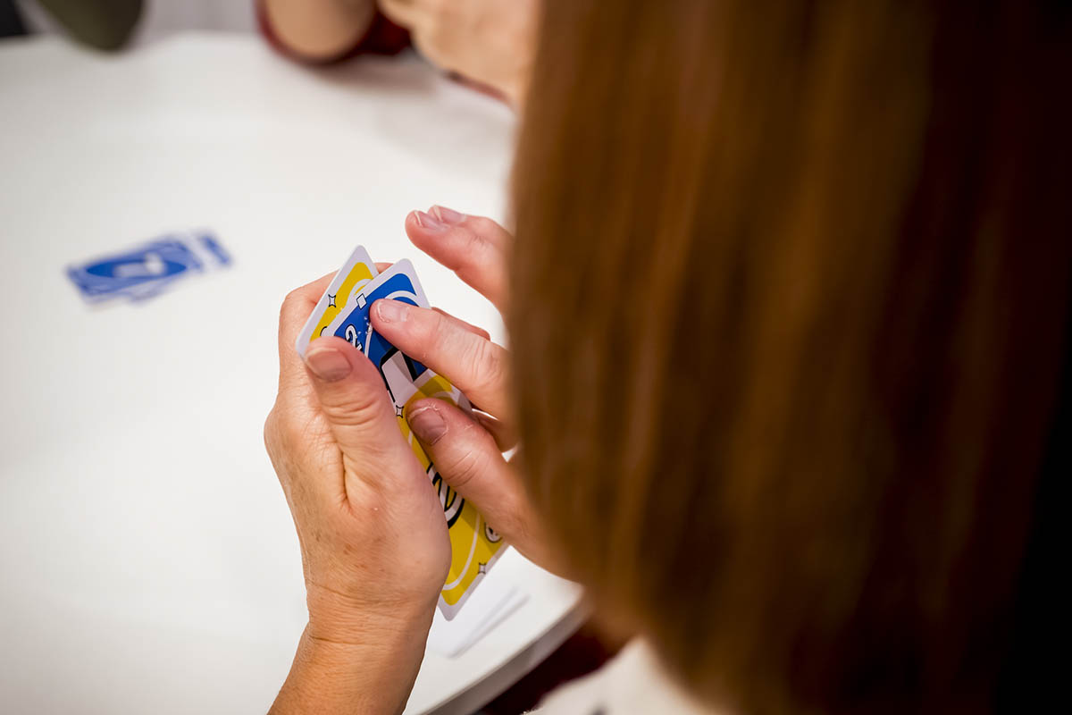 Una mujer ciega reconoce al tacto una de las cartas del juego