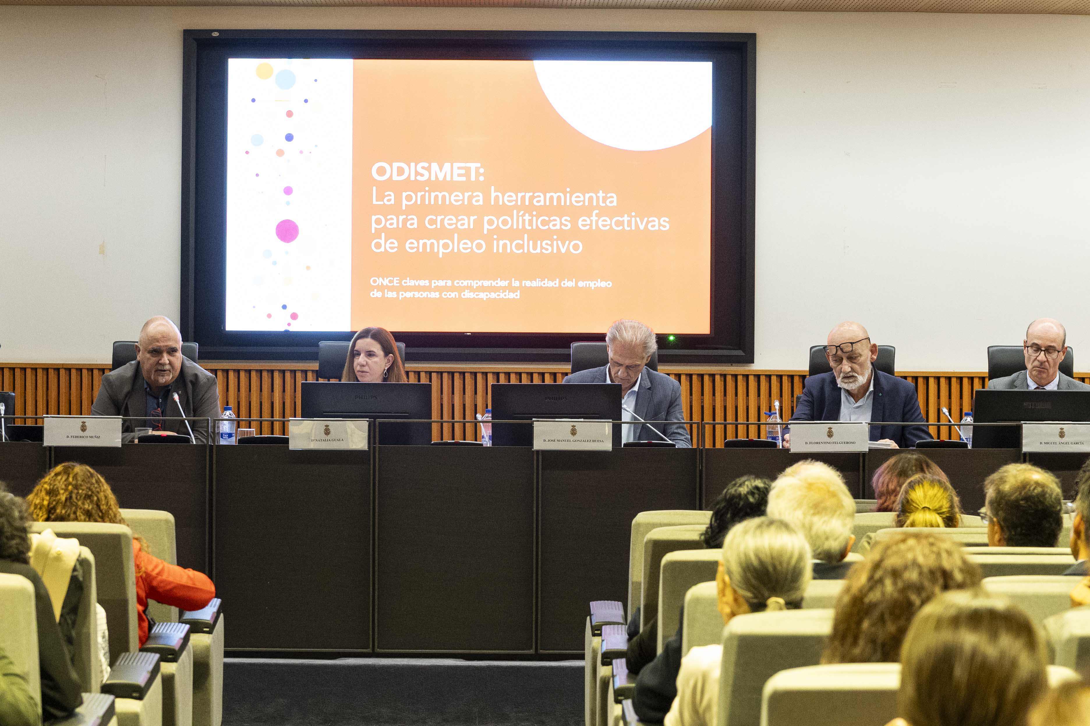 Imagen de la sala y mesa de presentación de Odismet en el Congreso