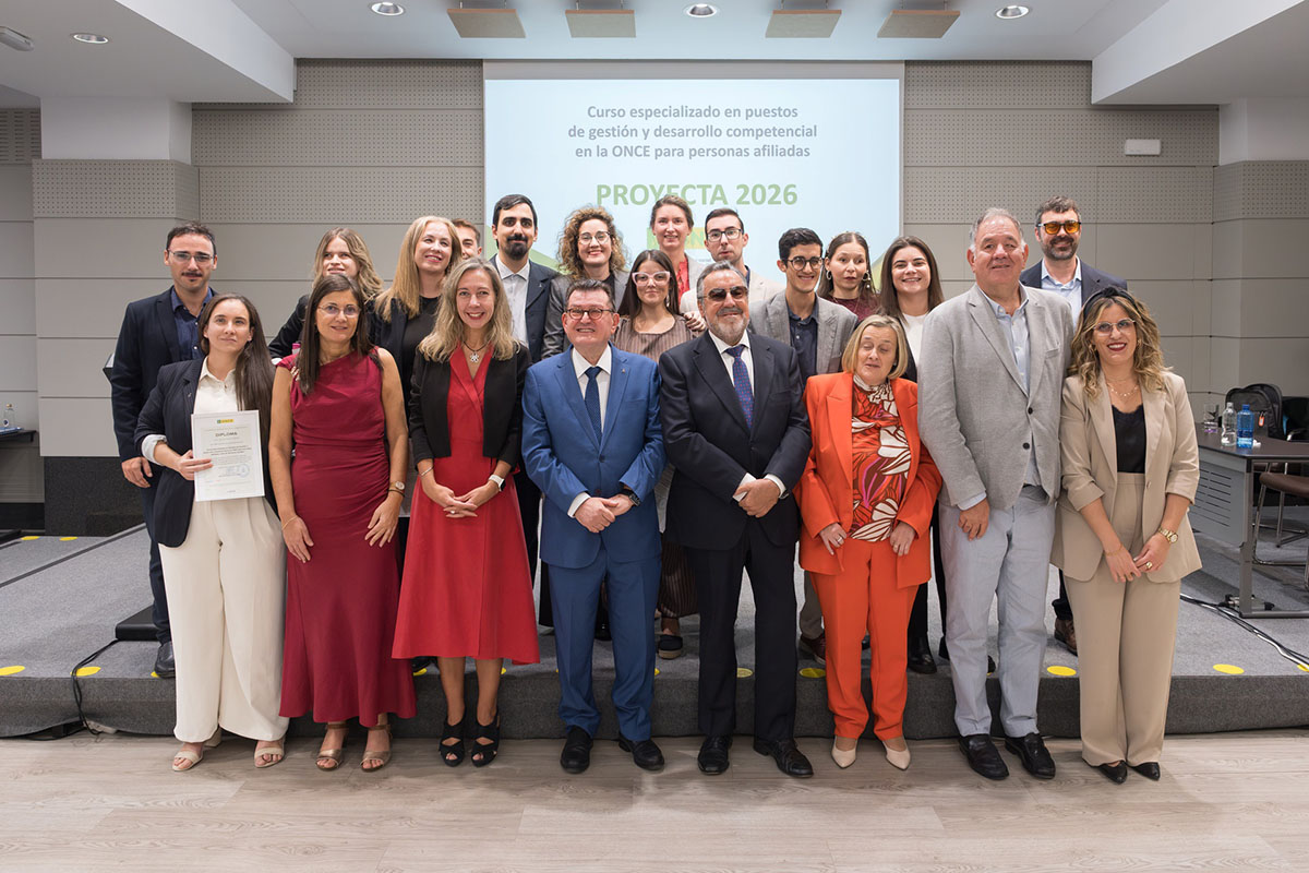 Foto de familia de cursillistas y autoridades tras la entrega de diplomas