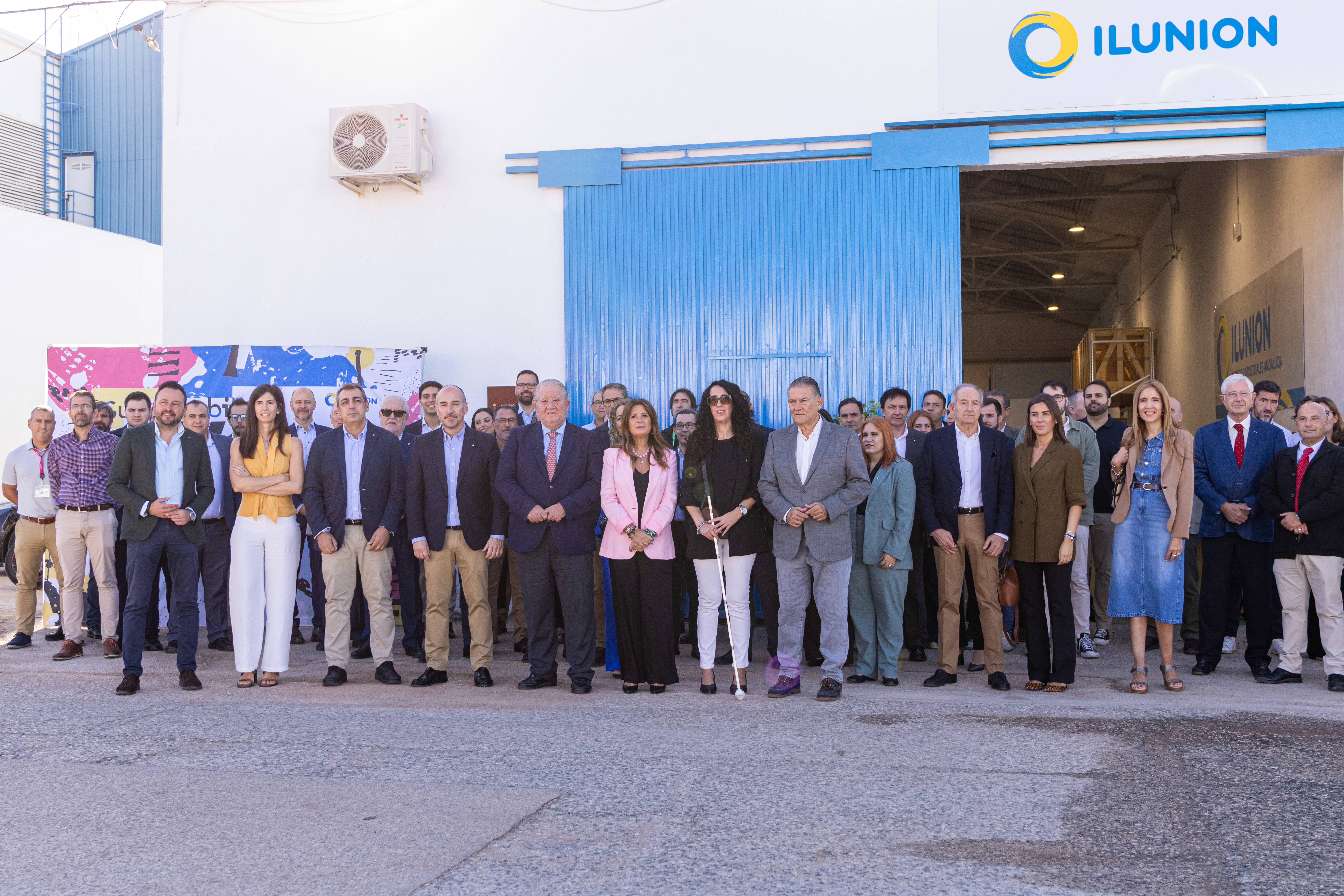 Foto de familia de trabajadores, responsables de Ilunion Industrial Lab de Linares, junto a las autoridades invitadas a la presentación