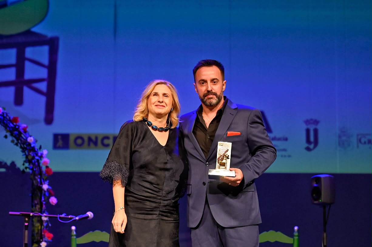 Jesús León, junto a Carmen Aguilera, muestra su galardón