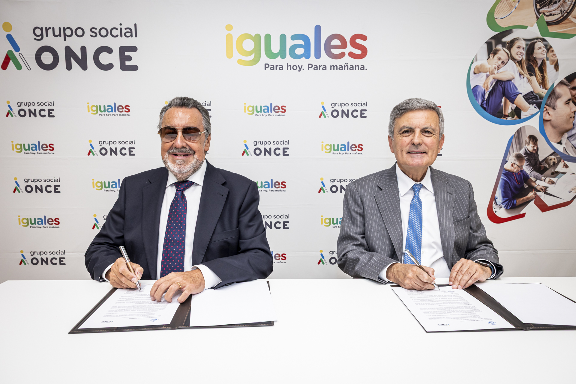 Miguel Carballeda y Pedro Saura firman el acuerdo entre Grupo Social ONCE y Correos