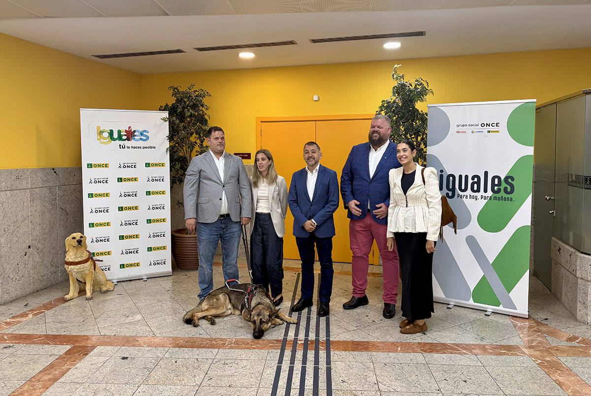 Foto de familia de las autoridades participantes en la visita