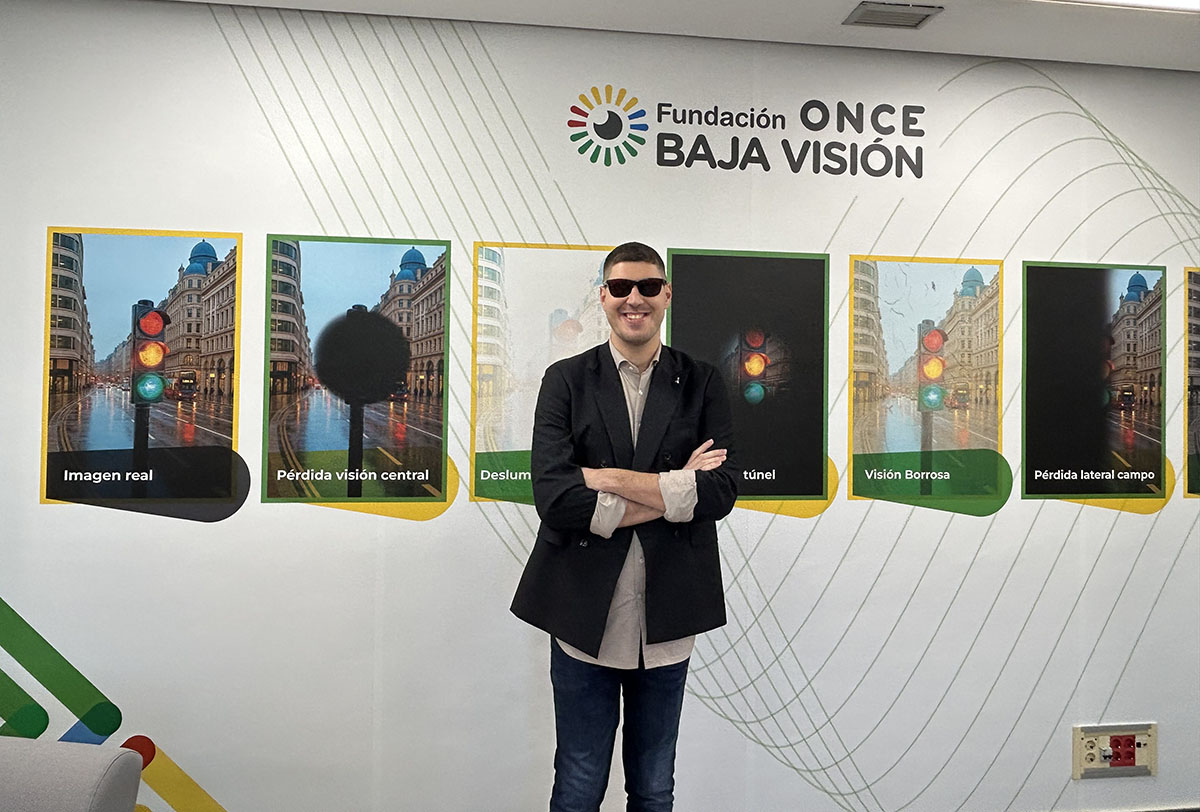 Adonay Viera en la sede de la Fundación ONCE Baja Visión en Madrid