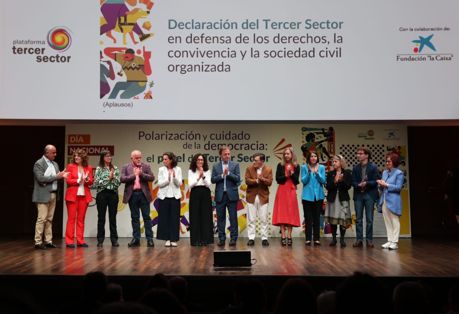Representantes de la entidades del Tercer Sector sobre el escenario tras la lectura de la Declaración