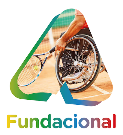 Triángulo con una foto dentro de una raqueta, sujetada por alguien en silla de ruedas y al fondo la red de una pista de tenis.