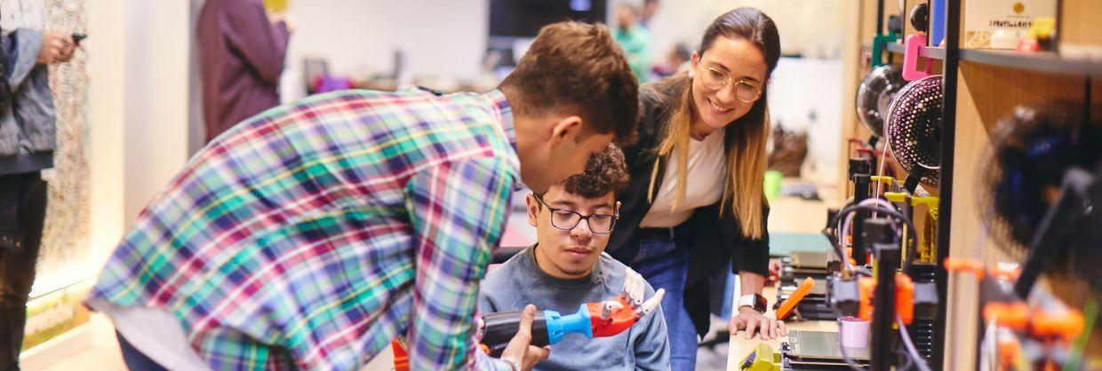 En Grupo Social ONCE te contamos qué es la innovación social y te damos ejemplos de estas nuevas prácticas sociales.
